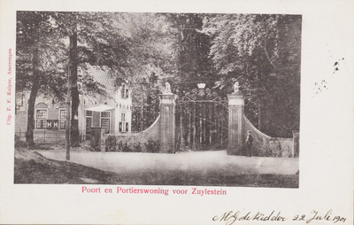 130676 Gezicht op de poort en de portierswoning van het kasteel Zuylestein (Rijksstraatweg 3-11) te Leersum.